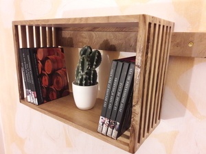 Caisse, bibliothèque suspendue