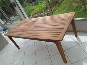 De l'arbre à la table - table extérieure en bois de fer