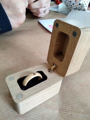 Anneau en bois avec sa boite