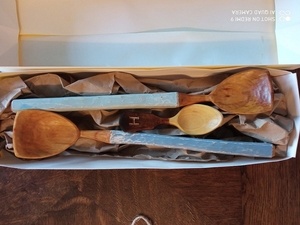 Cuillère à salade en cerisier style de Crow dog slöjd et petite cuillère en noyer pour Huguette