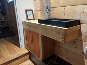 Petit meuble lave-main dans les WC