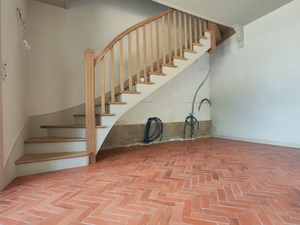 Escalier à l’anglaise à une volée droite balancée en pied et en tête.