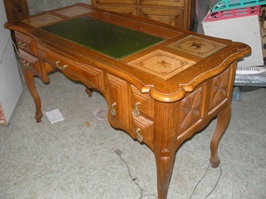 burreau marqueté de styles mélangés