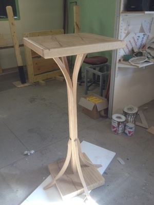 Table aux pieds courbes 2