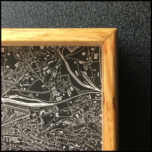 Vide-poche en sapin, orné d’une carte de Saint-Etienne