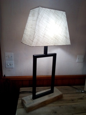 Lampe bois métal modèle 1