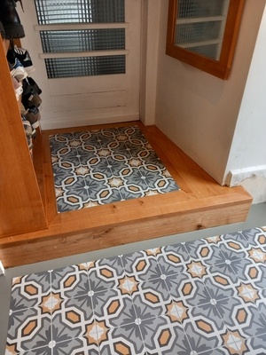 Comment habiller une entrée carrelée où rien n'est droit