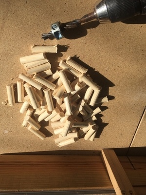 Tourillons, chevilles et manche à outil.