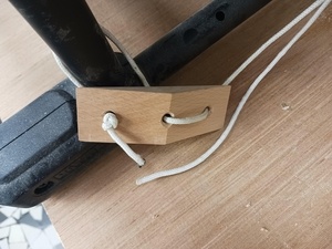 Tendeur de cordelette pour maintenir un tuyau d'aspirateur