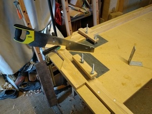 Scie à double lame pour coupe d'onglet à la main