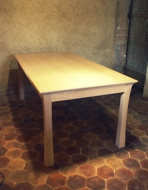 Table aux pieds courbes