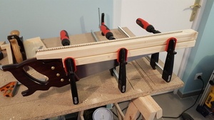 Étau de fortune pour aiguiser une scie