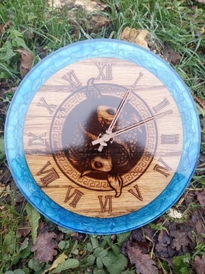 Horloge koi en chataignier et epoxy