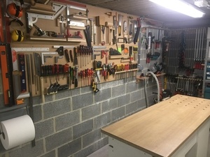 Etabli et panneaux de rangement de l'outillage à main.