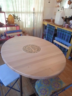 Table bois massif et inclusion de motif résiné