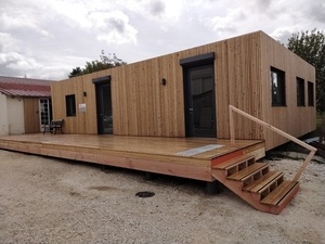 Bardage à claire-voie et terrasse