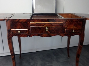 Restauration d'une petite coiffeuse