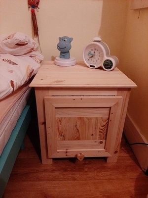 Petite table de nuit pour ma filleule en bois de palettes