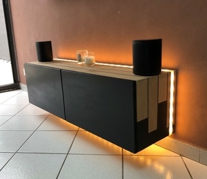 Meuble TV suspendu avec joints pont de bateau et bandeau LED intégré