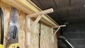 Equerres murales en chutes de bois