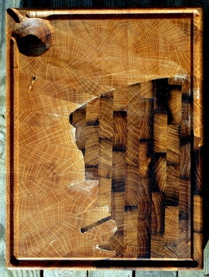 Billot en bois debout. Corto Maltese