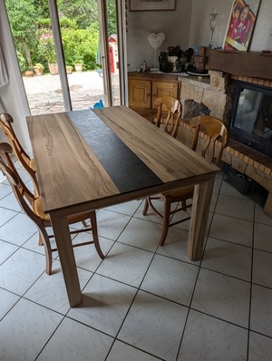 Table en noyer massif et son chemin de table en compact