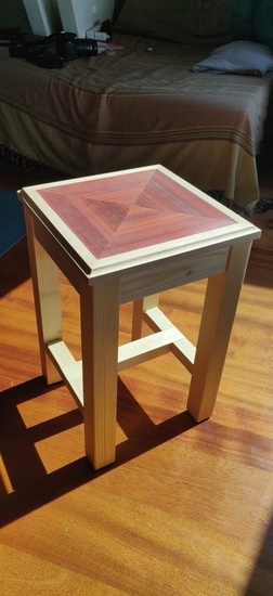 Tabouret avec assise plaquée