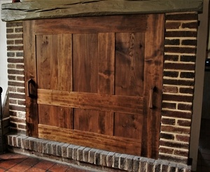 Un panneau cache cheminée.