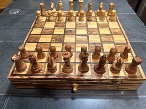 Échiquier et pièces en olivier et buis