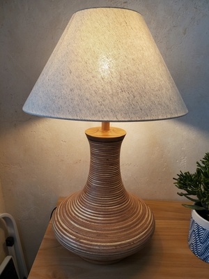 Lampe sur pied tournée; CP/Châtaigner