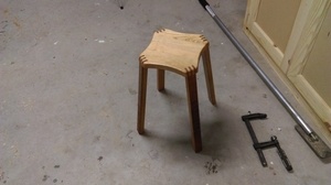Un petit tabouret en chêne et frêne