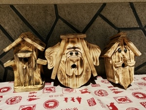 Nichoirs personnages en bois brulé