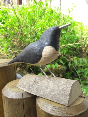 Oiseau sculpté dans une chute de tasseau