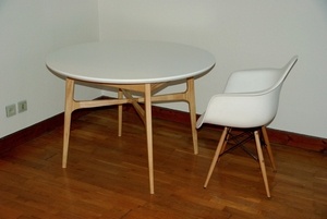 Table ronde design style années 50