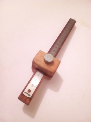 Le travail d'un soir de pluie - un trusquin