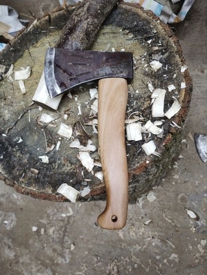 Manche de hachette aux outils à main