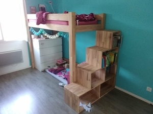 Lit en hauteur assemblé par tourillons