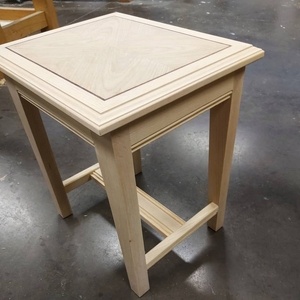 Tabouret avec pieds gainé et placage en papillon