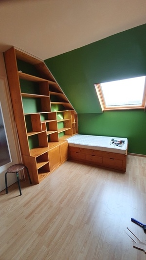 Bibliothèque sous pente & banquette-lit