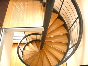 Escalier en forme de colimacon avec un poteau central