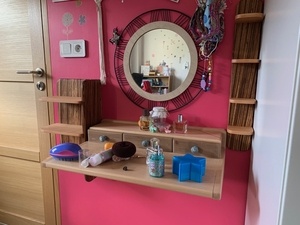 Étagères autour d'une coiffeuse