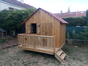 Cabane d'enfant sur pilotis