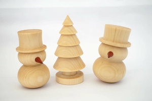 Bonhomme de neige et sapin tournés