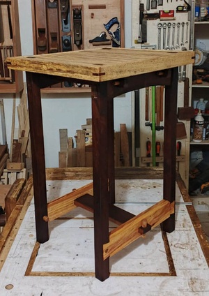 Un petit tabouret. Maintenant, en bois