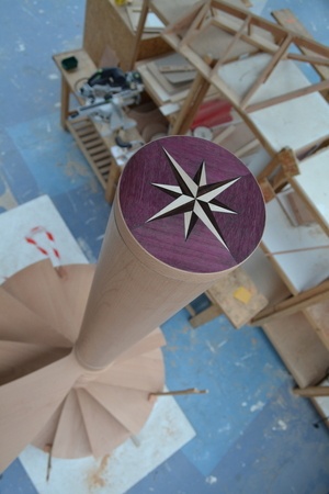 Escalier elicoidale avec main courante en lamellé collée