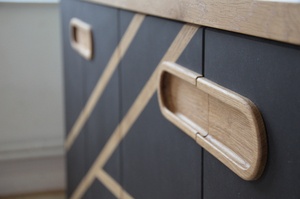 Un meuble avec poignée sur mesure