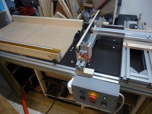 Le guide parallèle en place. La partie droite est fixe (mais déplacable). La partie gauche est mobile.