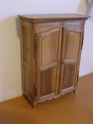 Armoire de poupée