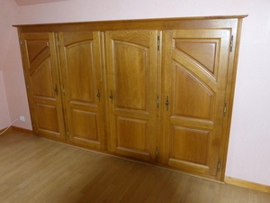 Façades de placards dans une chambre en comble aménagé