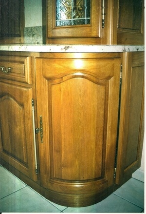 Porte de cuisine cintrée avec panneau plate bande et moulure doucine